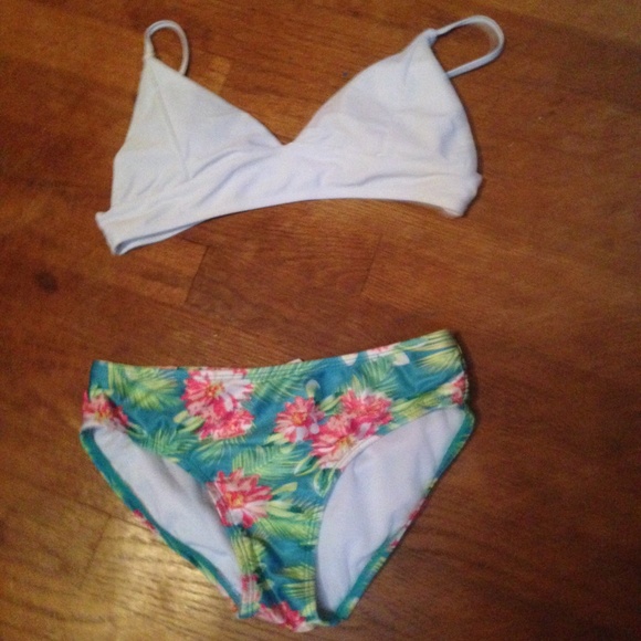 floral+white two piece🌸 - Picture 2 of 2